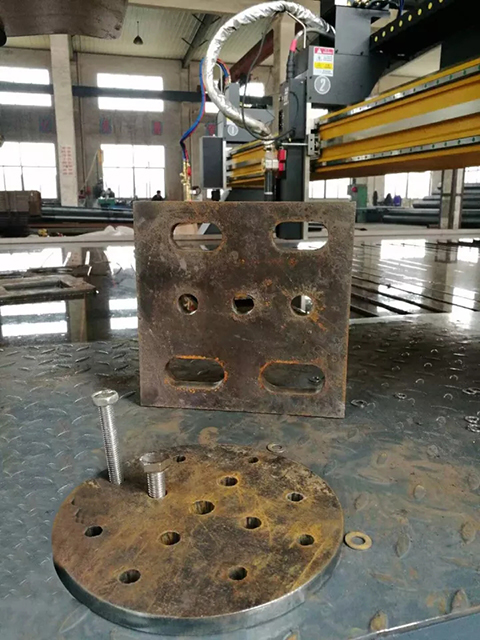 路灯生产厂家用dafa888手机版数控等离子切割机现场切割的工件